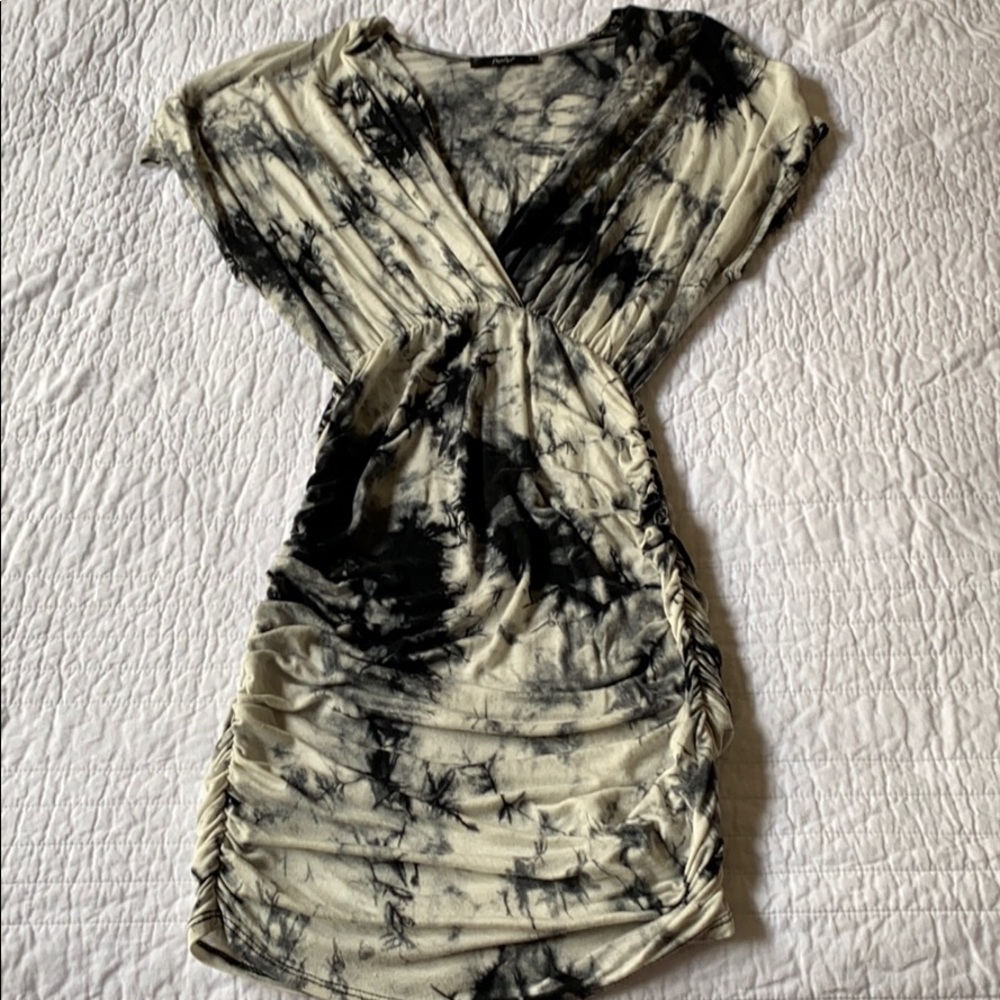 Deep V black/white tie-dye t-shirt dress. Size M